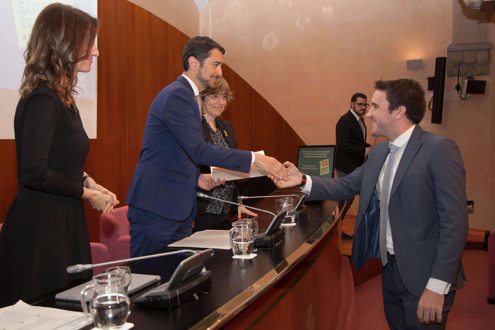 Gerard Cañas de ICA Grupo con diploma de reconocimiento.