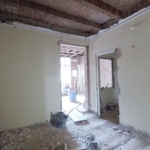 Proceso de restauración de suelo en reforma de vivienda por ICA-Grupo en Eixample Dret, Barcelona.