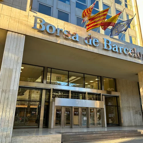 Entrada majestuosa de la Bolsa de Barcelona tras la reforma llevada a cabo por ICA-Grupo.