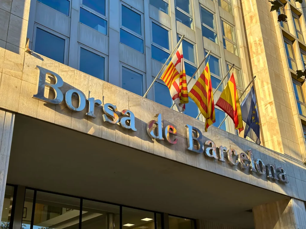 Rótulo distintivo en la entrada de la Bolsa de Barcelona, renovado por ICA-Grupo.