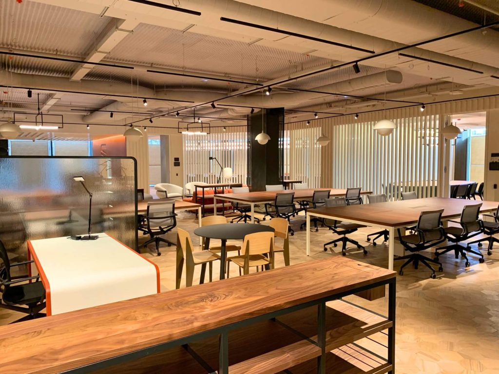 Espacio de oficinas amplio y moderno en Casa SEAT Barcelona, diseñado por ICA-Grupo para fomentar la productividad.