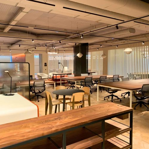 Espacio de oficinas amplio y moderno en Casa SEAT Barcelona, diseñado por ICA-Grupo para fomentar la productividad.