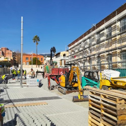 Andamios rodean el exterior del Supermercado Condis en Vilassar de Mar, simbolizando el avance de la obra por ICA-Grupo.