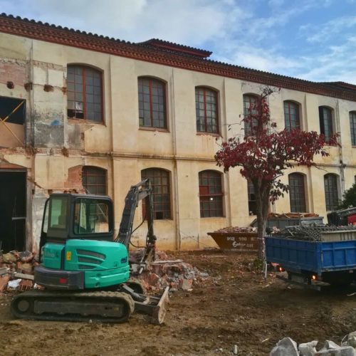 Excavadoras en fase de demolición previa para el proyecto del Supermercado Condis en Vilassar de Mar por ICA-Grupo.