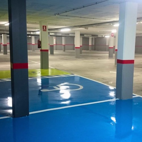 El parking del Condis Maragall incluye espacios adaptados para minusválidos, reflejando el compromiso de ICA-Grupo con la accesibilidad.