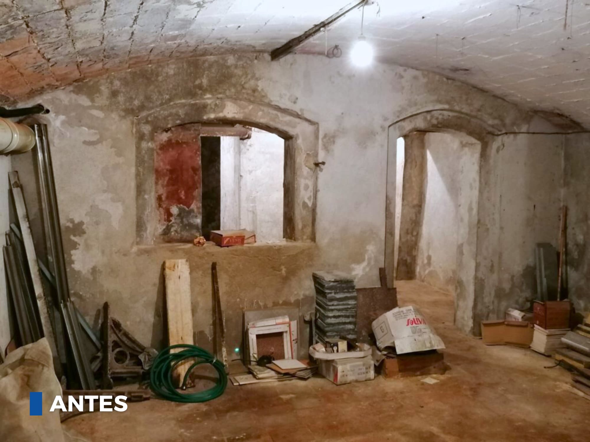 Estado inicial de las arcadas bajo en Badalona, mostrando una necesidad crítica de renovación y restauración.