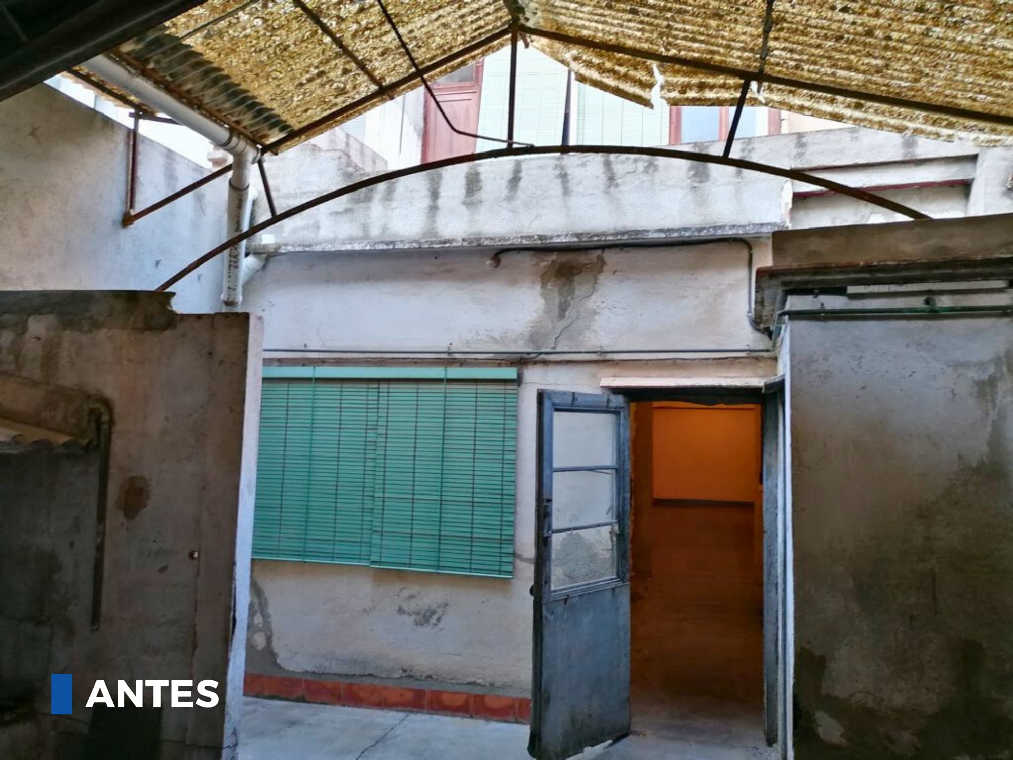 Estado previo de la fachada del patio en Badalona, antes de la renovación por ICA-Grupo.