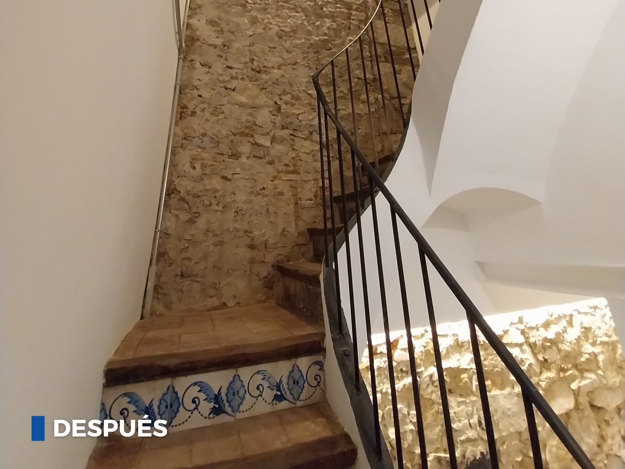 Escaleras renovadas tras la reforma en Badalona por ICA-Grupo.