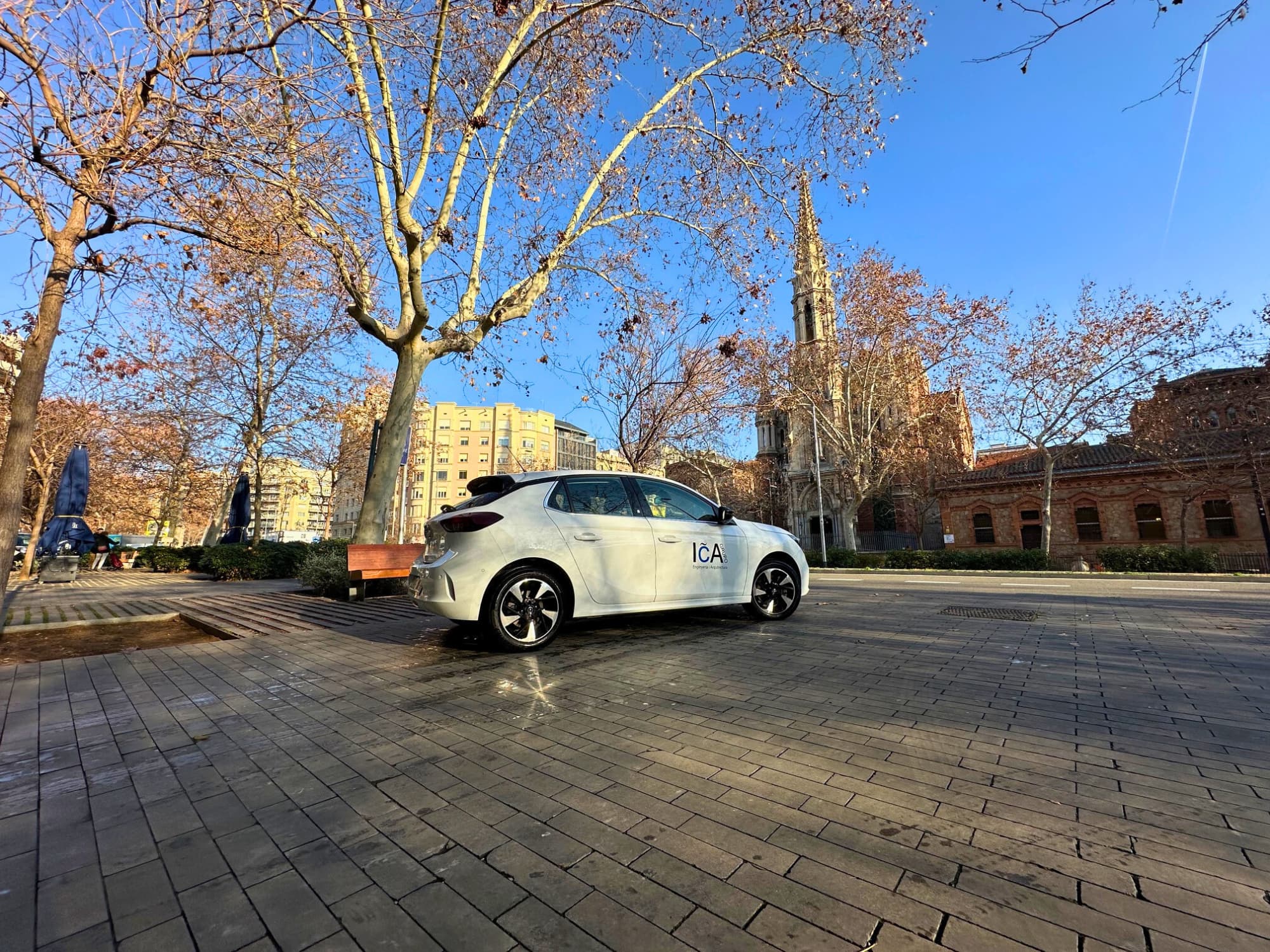 Vista panorámica del coche eléctrico de ICA-Grupo destacando sostenibilidad.