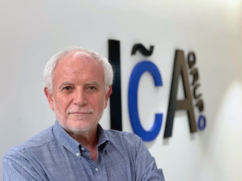 Retrato de Jordi Cañas, el visionario Socio Fundador de ICA-Grupo, líder en ingeniería y arquitectura.