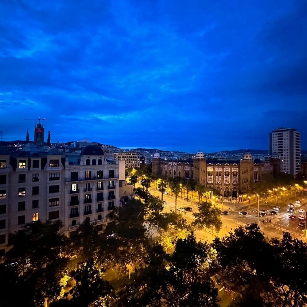 Espectacular vista nocturna de la Sagrada Familia desde ICA-Grupo, marcando nuestra influencia en la arquitectura de Barcelona.